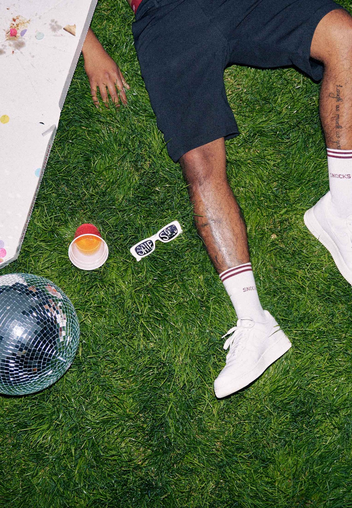 //snocks.com/cdn/shop/files/SNOCKS-Birthday-16.jpg?v=1659446716