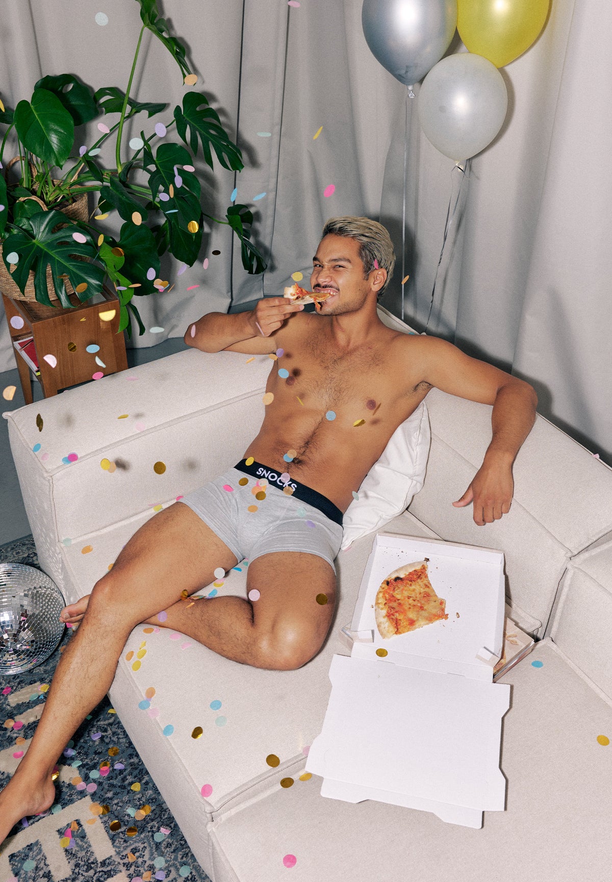 //snocks.com/cdn/shop/files/SNOCKS-Birthday-6.jpg?v=1659446745