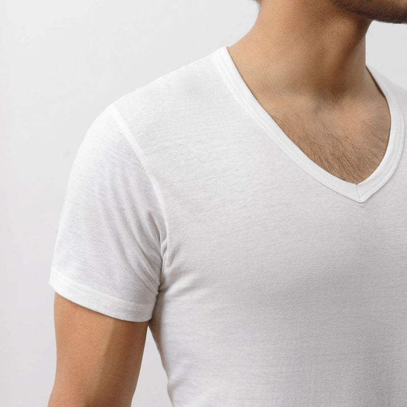 T Shirt mit V-Ausschnitt - Oberteile - Perfekte Passform